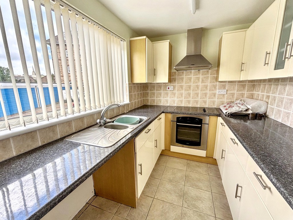 Lot: 120 - TWO-BEDROOM GROUND FLOOR FLAT WITH GARAGE CLOSE TO THE SEAFRONT - Kitchen
